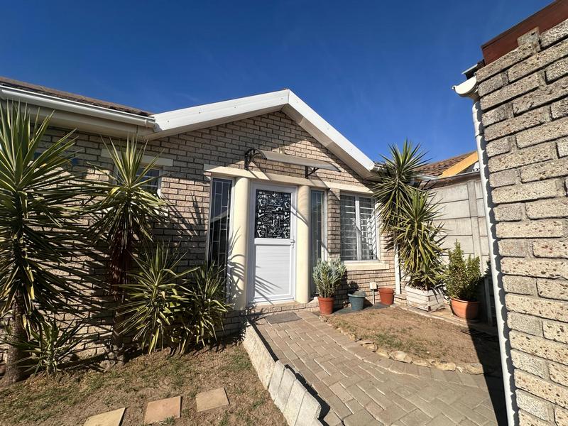 2 Bedroom Property for Sale in Oakglen Western Cape
